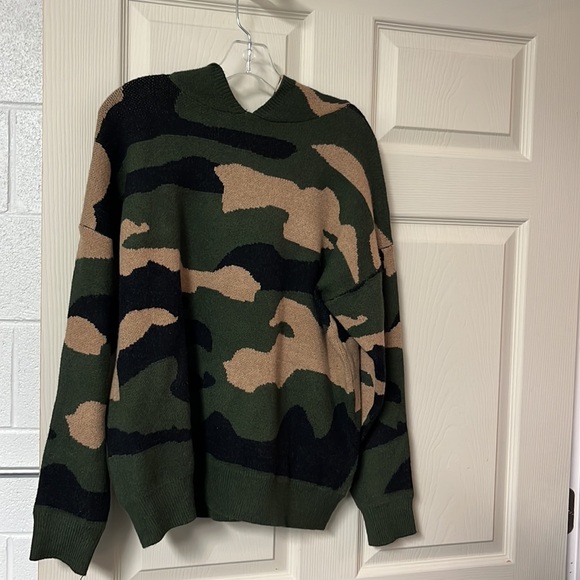 New with tags. Elan camo hoodie sweater - Picture 4 of 6